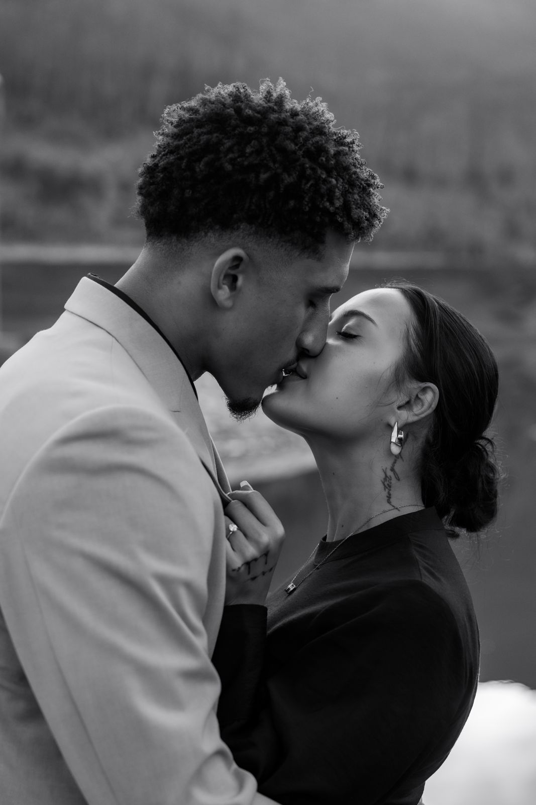 Couple kissing, in black and white